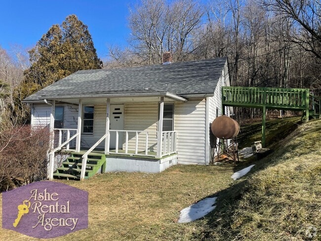 Building Photo - Quaint Cottage Walking Distance to Downtow... Rental