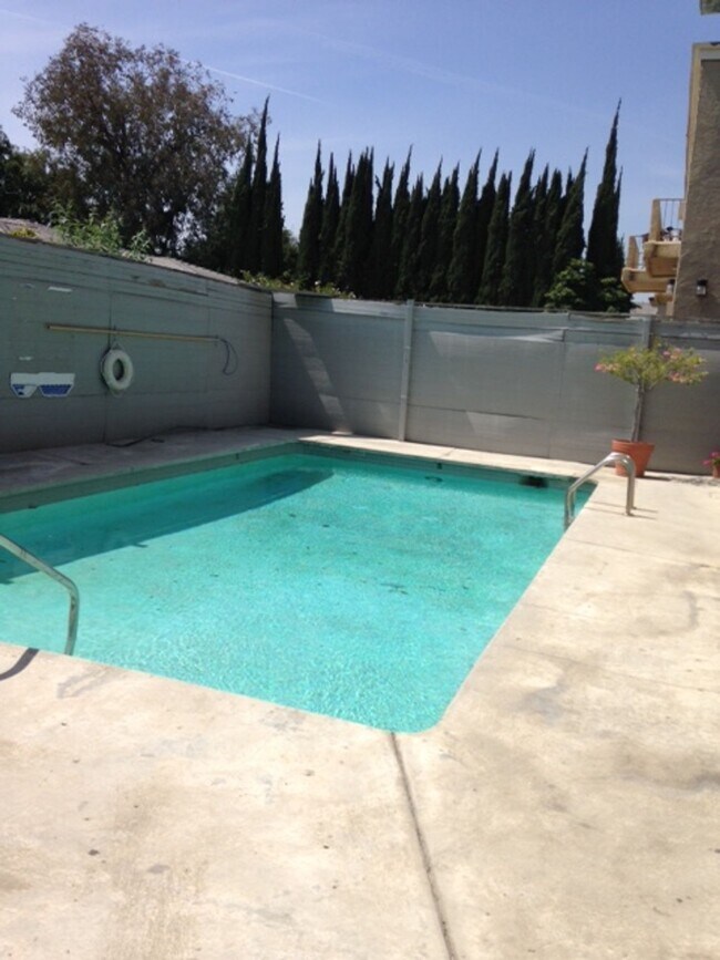 15000 Burbank Blvd