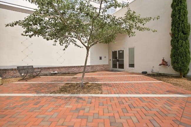 Building Photo - Downtown Living at Its Best Unit 5A