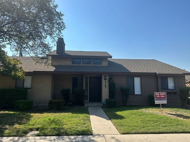 Building Photo - Clean condo centrally located in Visalia with new flooring and paint!