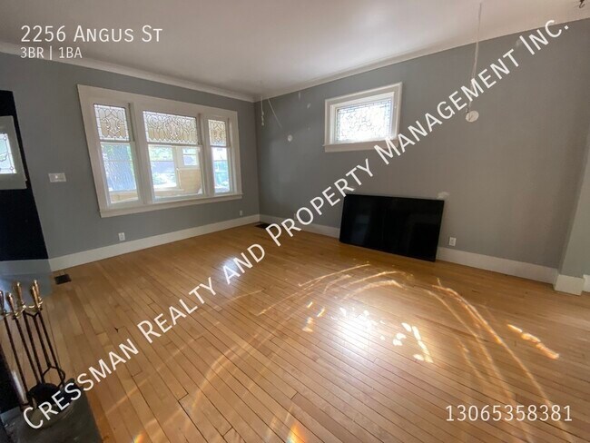Photo - 3 bed, 1 bath FULL HOUSE with Large Garage located Downtown Regina, SK