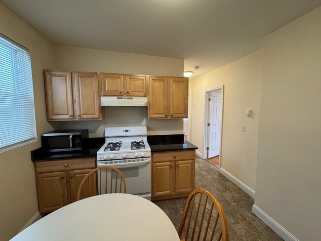 Photo - 220 Middlesex Ave Unidad 4