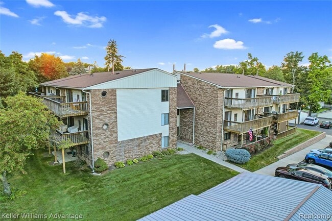 Photo - 855 S Pontiac Trail Unidad A205