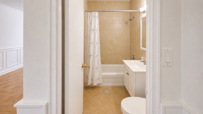 Bathroom - 710 Spadina Av