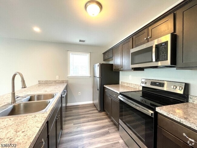 Building Photo - 29 Lakeside Blvd Unit 2 Rental