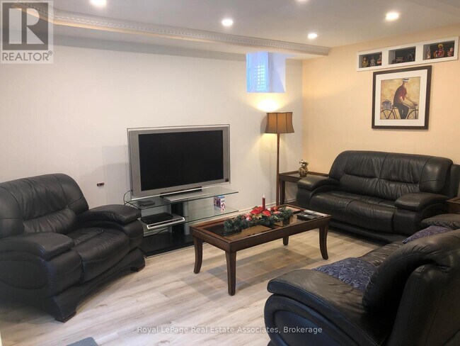 Photo - 889 Bancroft Dr