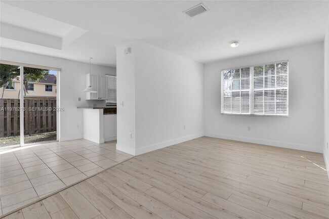 Photo - 925 SW 152nd Ct