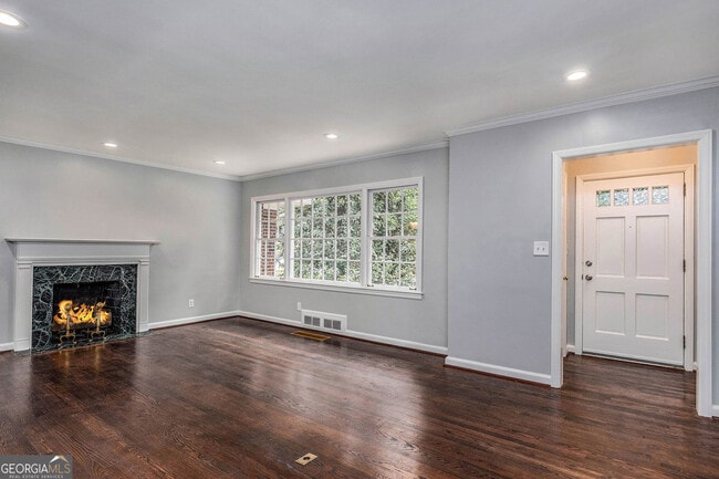 Photo - 388 Lakemoore Dr NE