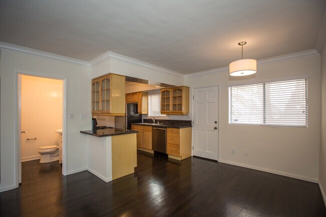 Photo - 1458 Berkeley St