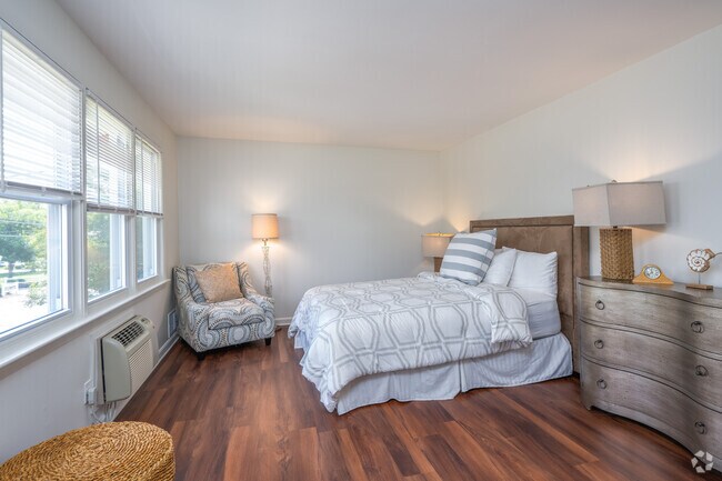 2BR, 1BA - 985SF - Primary Bedroom - The Summit Plymouth