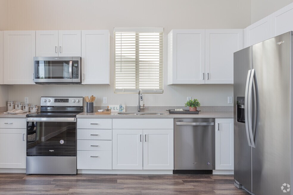 2BR, 2BA - 968 SF