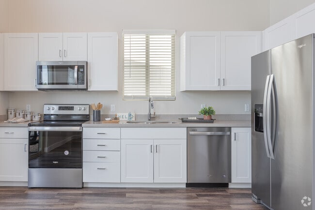2BR, 2BA - 968 SF - Village Greens of Queen Creek