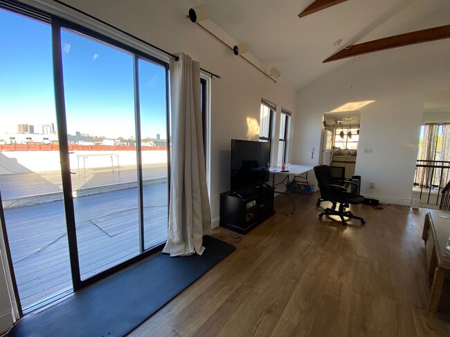 Building Photo - 2 bed/1 bath in Allston