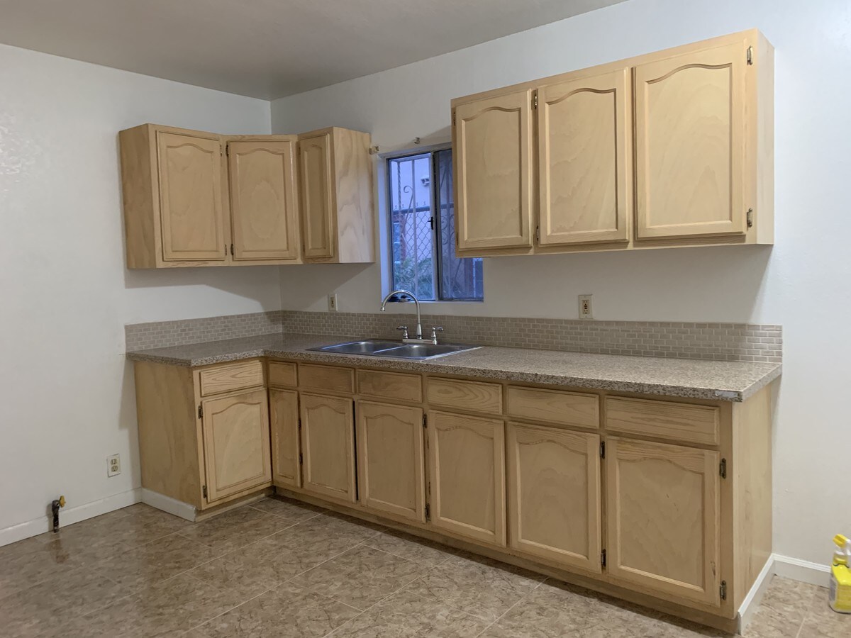 Cocina con encimeras de granito - 822 E 87th Pl