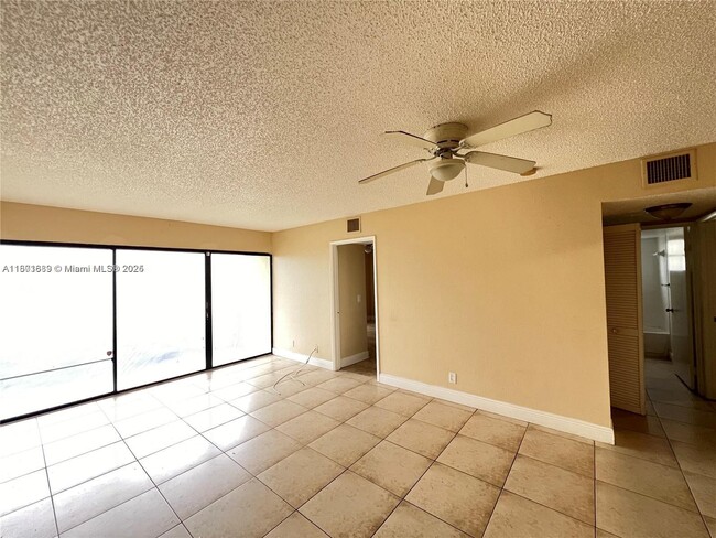 Building Photo - 1523 Lake Crystal Dr Unit C Rental