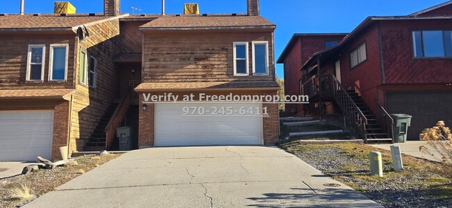 Building Photo - Lots of space in this 3 Bedroom 2.5 Bath Ridges Duplex