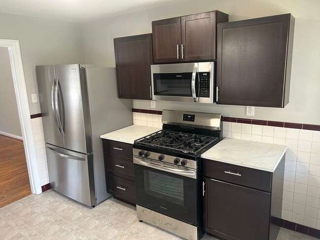 Building Photo - Lovely refreshed Southhampton home