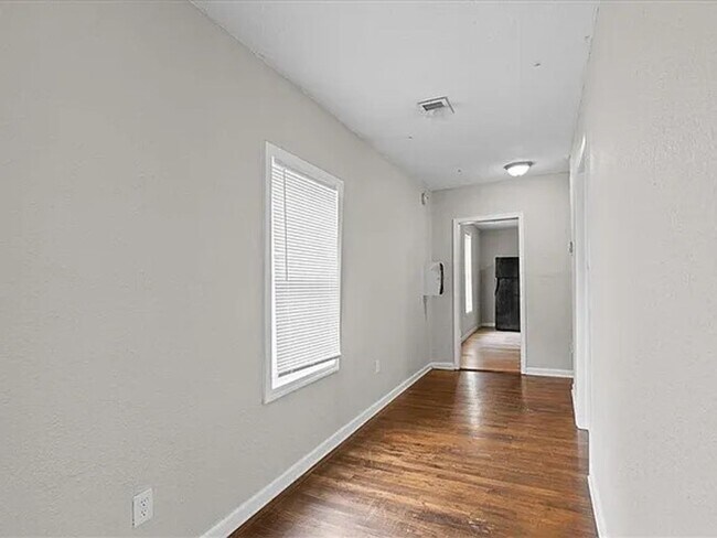Building Photo - 1646 Bennington Ave Rental