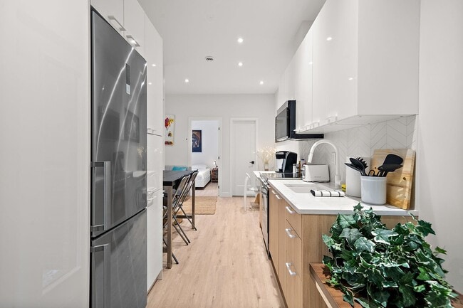 Building Photo - 3722 Av. Laval Unit 2