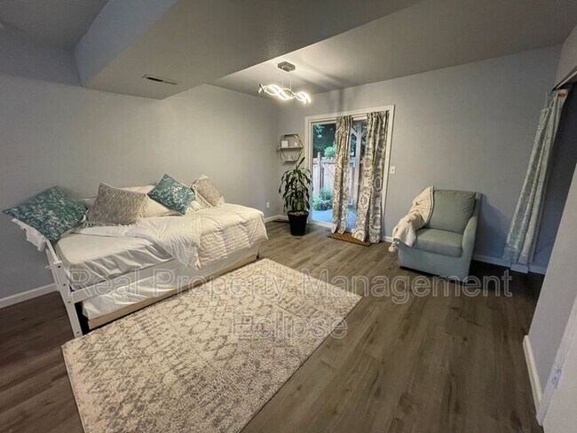 916 207th Pl SE Unit B