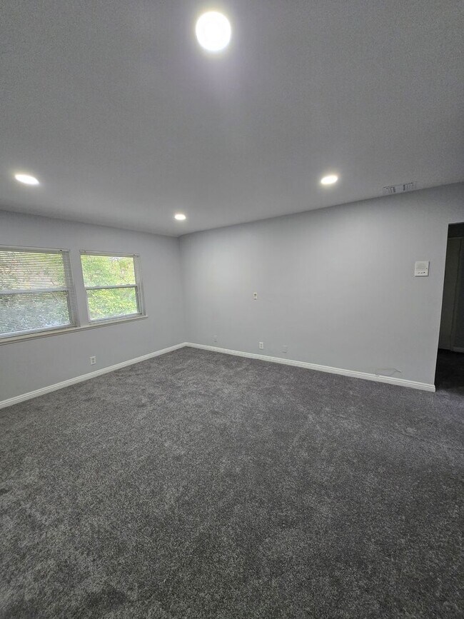 Updated 2 bedroom Apartment, Nestled in th... Unit 4 Condo for Rent