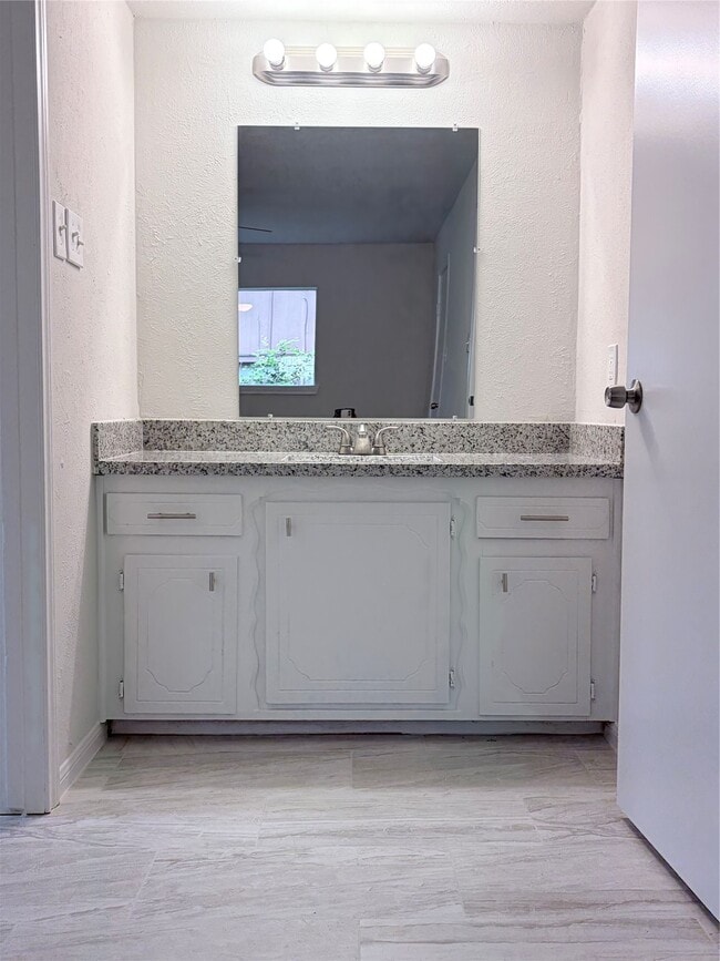 Building Photo - 2102 Lake Creek Dr