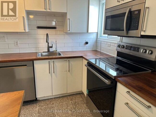 Photo - 1022 Gerrard St E