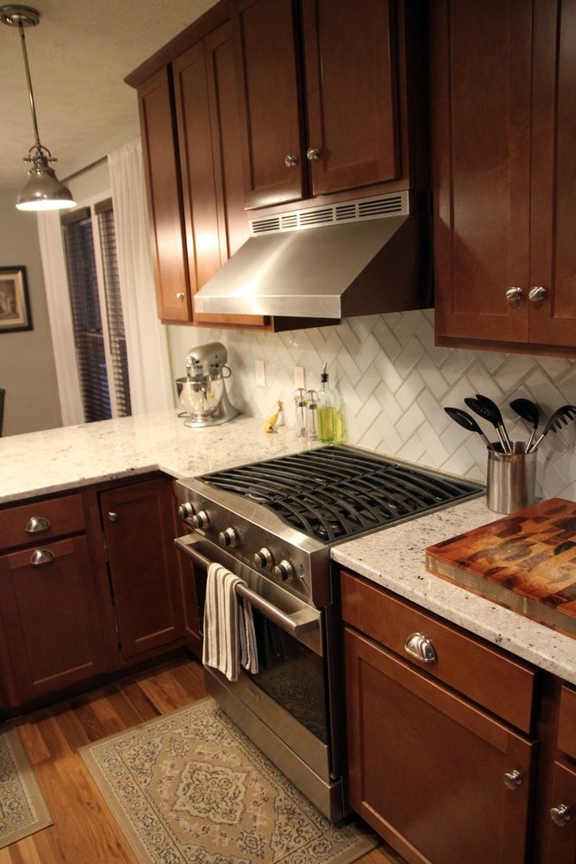 Viking stove, hood, and granite countertops - 923 Blodgett St SE