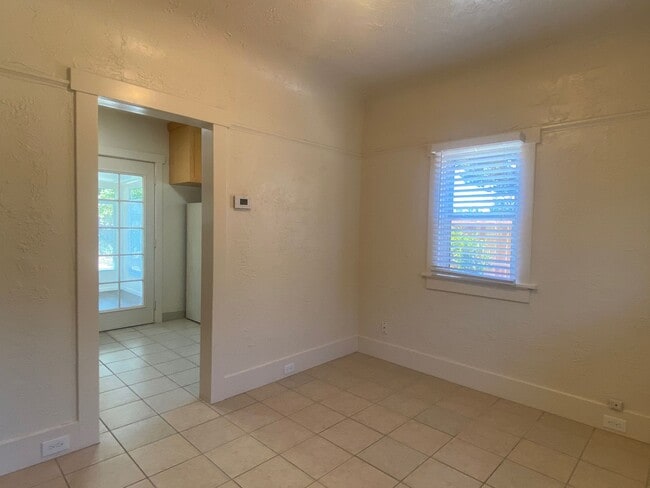 Building Photo - Updated and Unique Rose Garden 1 Bedroom Single Family Home!