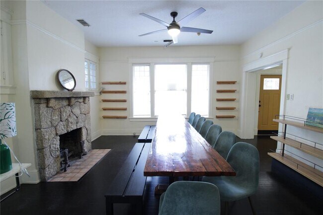 Photo - 834 E University Ave