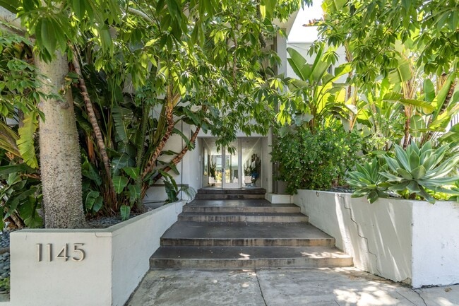 Building Photo - 1145 Larrabee St Rental