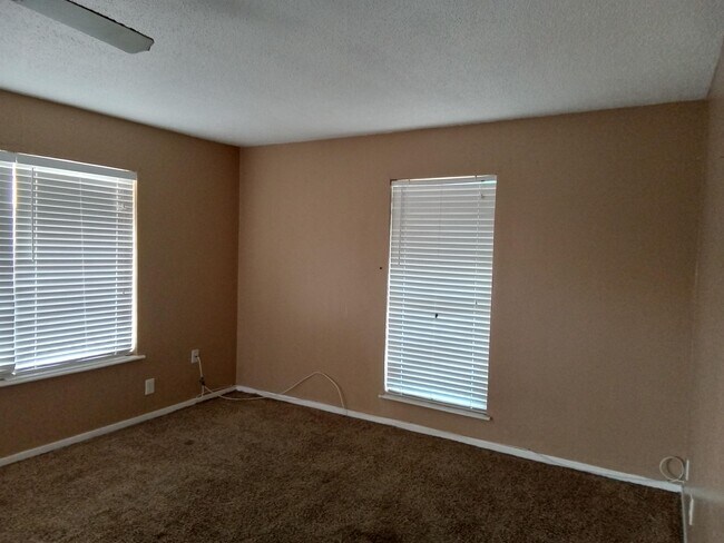 Photo - 102 Edwards Apt 27 St