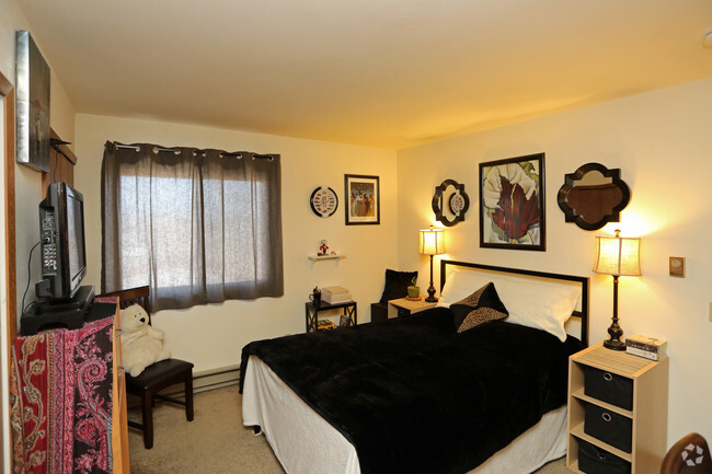Bedroom - Big Sky Manor & High Point Manor Apartments