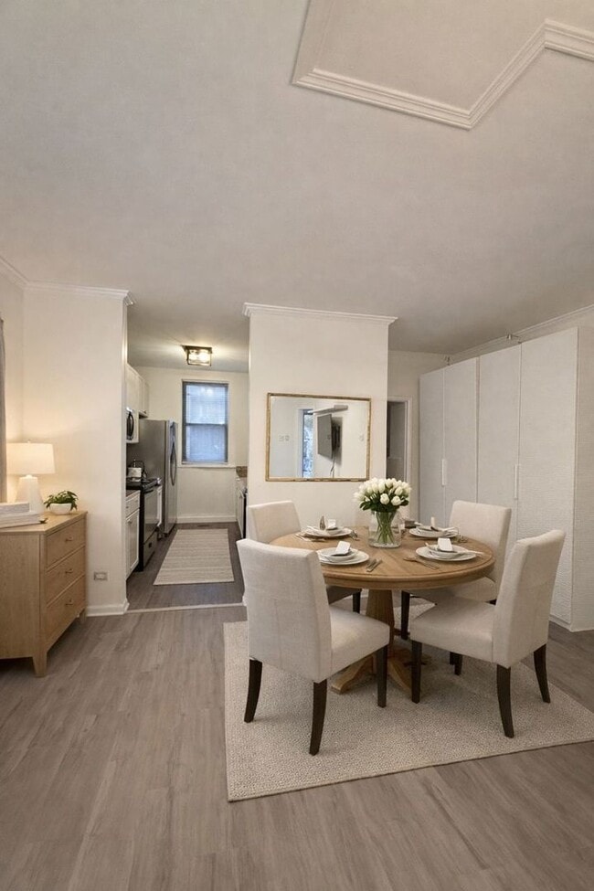 Photo - 642 N Dearborn St