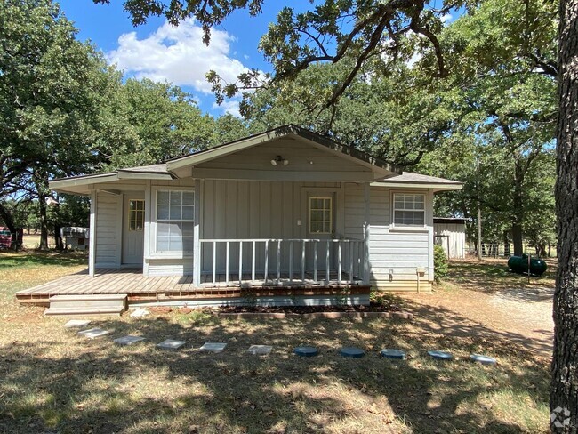 Building Photo - Two Bedroom One Bathroom Farm House.