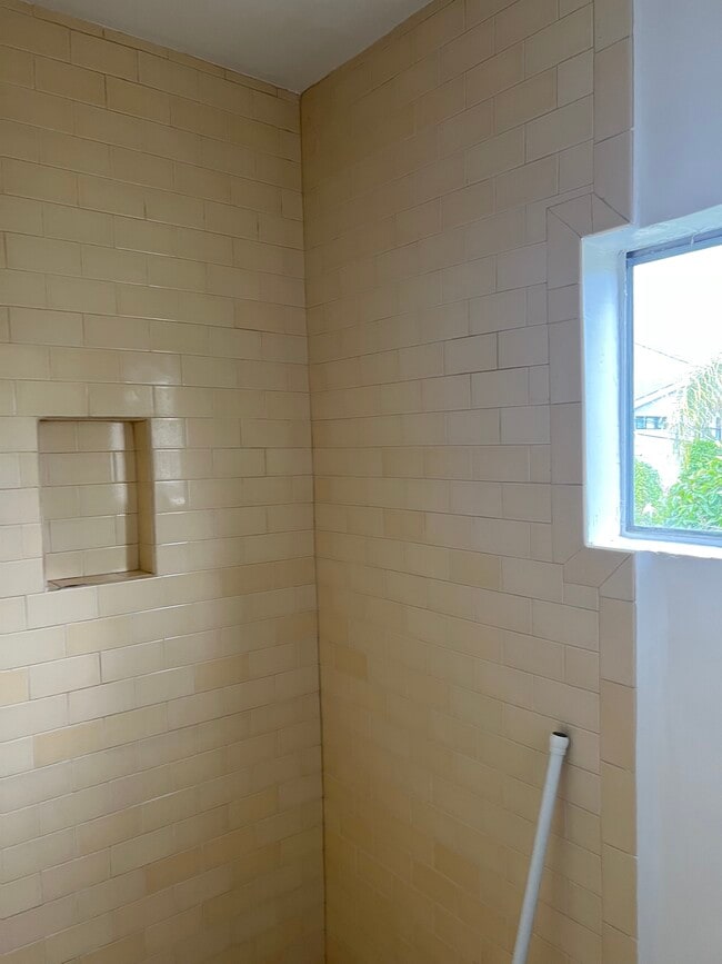 Photo - 533 Vernon Ave Unit 533 Indiana upper back ap