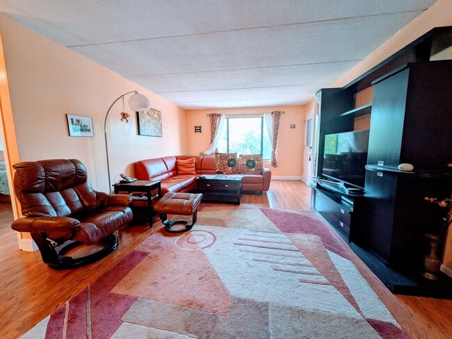 Building Photo - 1550 Worcester Rd Unit 328 Rental