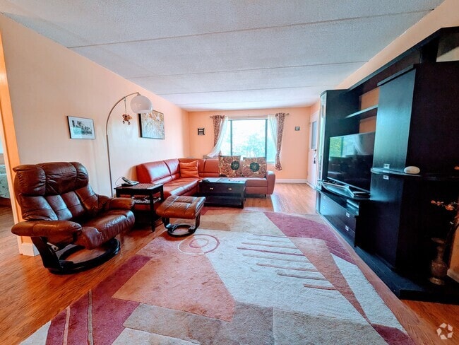 Building Photo - 1550 Worcester Rd Unit 328 Rental