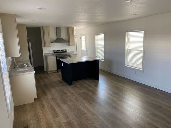 Photo - 2060 N Center St