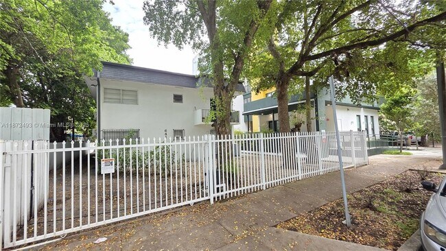 Building Photo - 641 NW 2nd St Unit 2 Rental