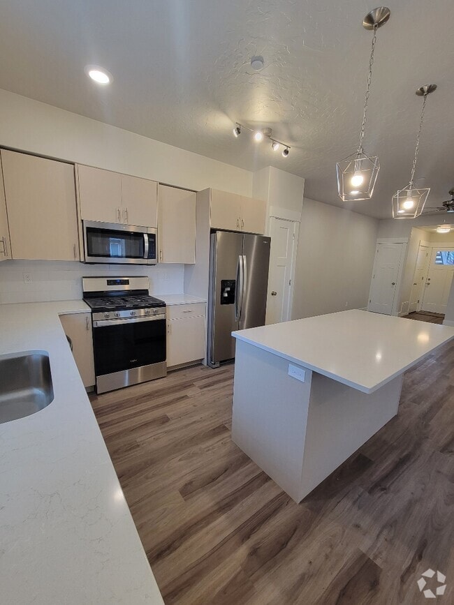 Building Photo - 702 E 6th St Unit A Rental
