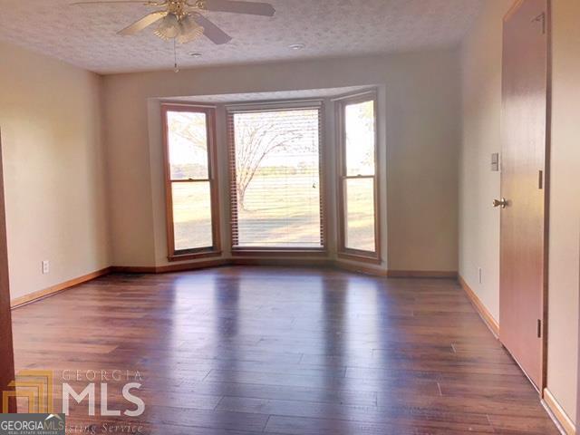 Photo - 182 Moore Rd