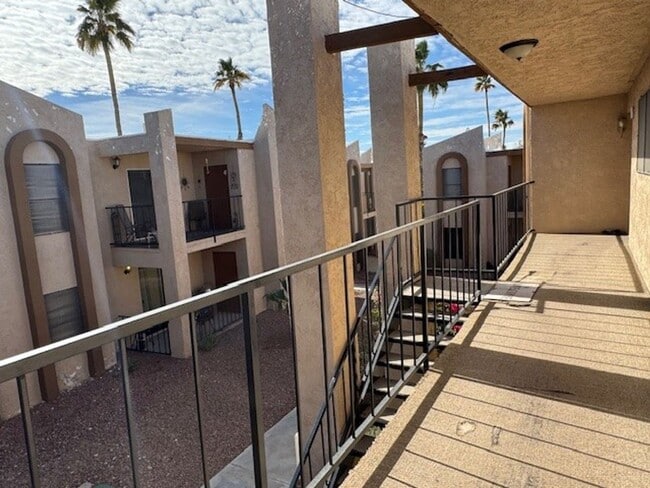 1 Bedroom Remodeled-All New inside!Near Ch... - 1 Bedroom Remodeled-All New inside!Near Ch... Condo Unit 8