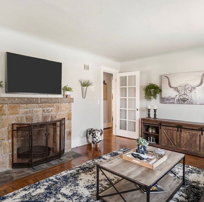 Photo - 2353 Watt St