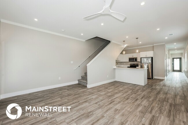 Photo - 1246 Lonsdale Ave