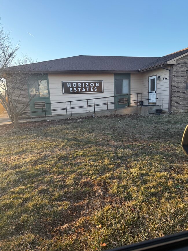 Building Photo - 604 S Polk St