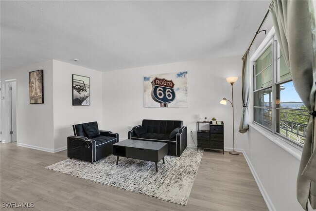 Photo - 3225 E Riverside Dr