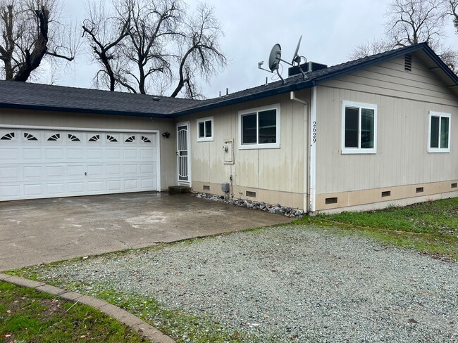 Building Photo - 3-bedroom, 2-bathroom home in Redding Upda...