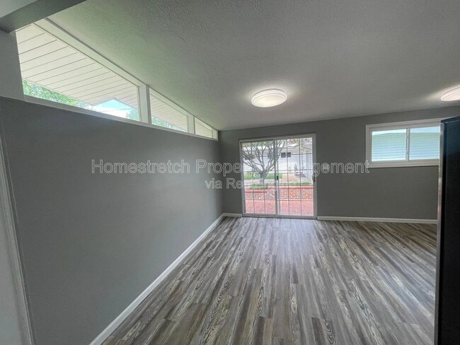 Photo - 430 Holiday Hl