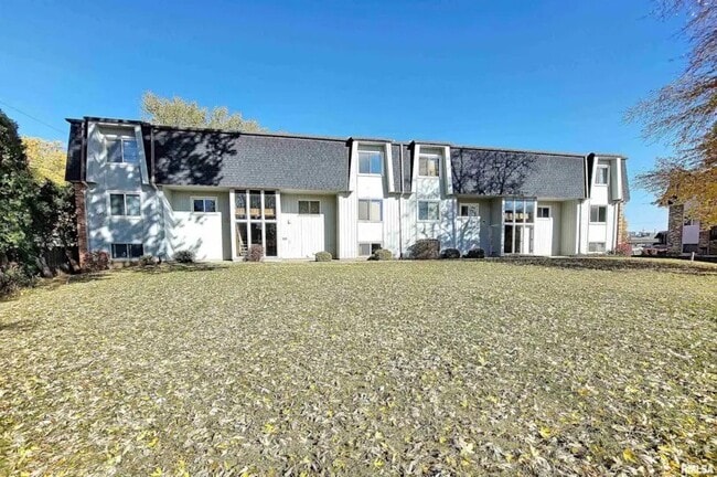 Building Photo - 2450 Shaker Ct